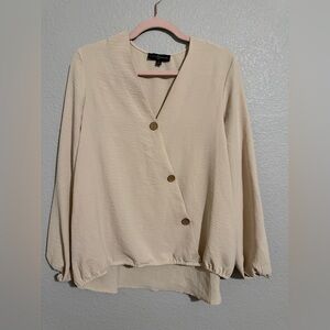 Fred David Beige Slanted Button-Up Blouse. Size Medium. Unique flow blouse 🤩